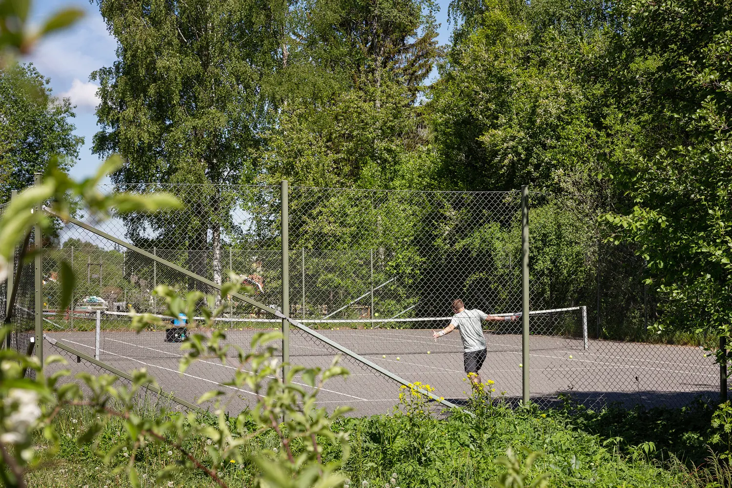 Tennisbanan nere i Hedvigslundsparken