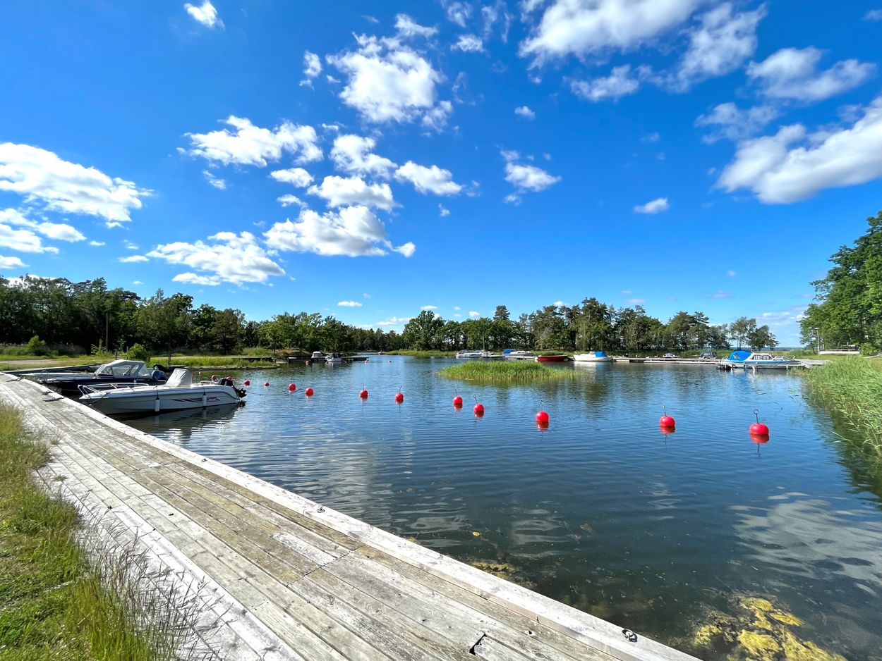 Natursköna Lindö båt- & bryggplats ligger med promenadavstånd från Boda 207..